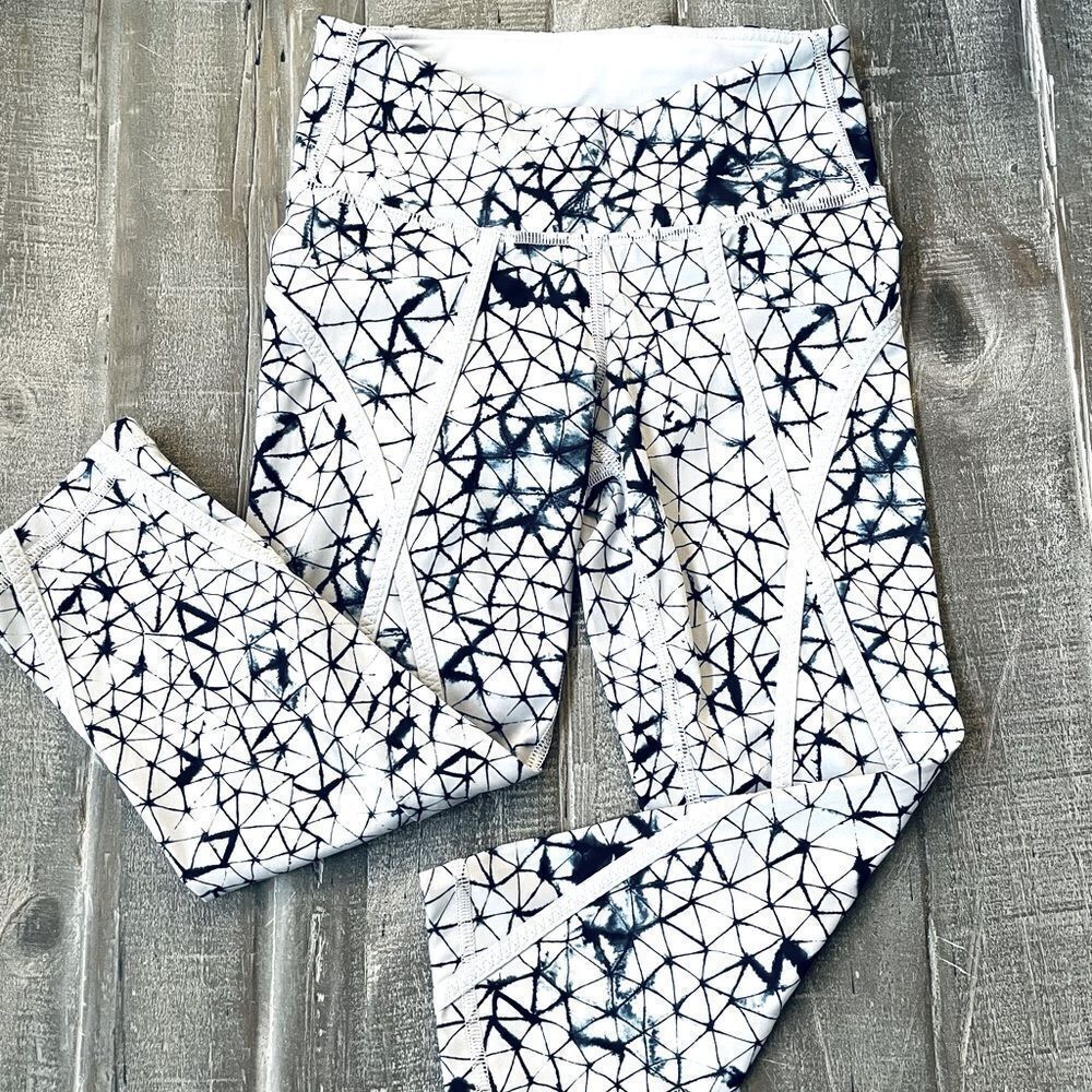 Lululemon Blue Gray Print Cropped Athletic Leggings 2
